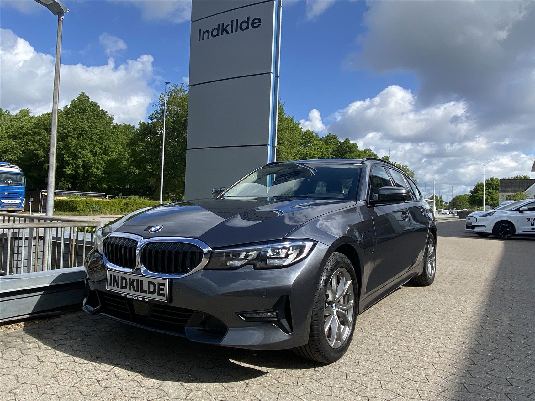 BMW 330e billede 1
