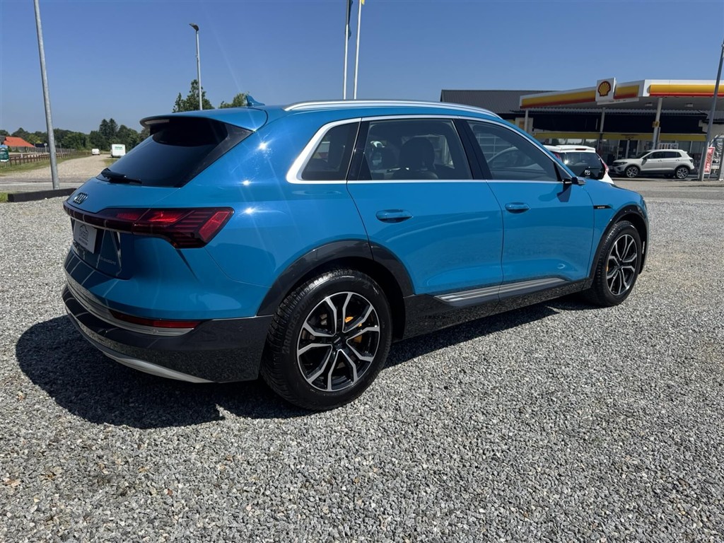Audi E-tron — 4