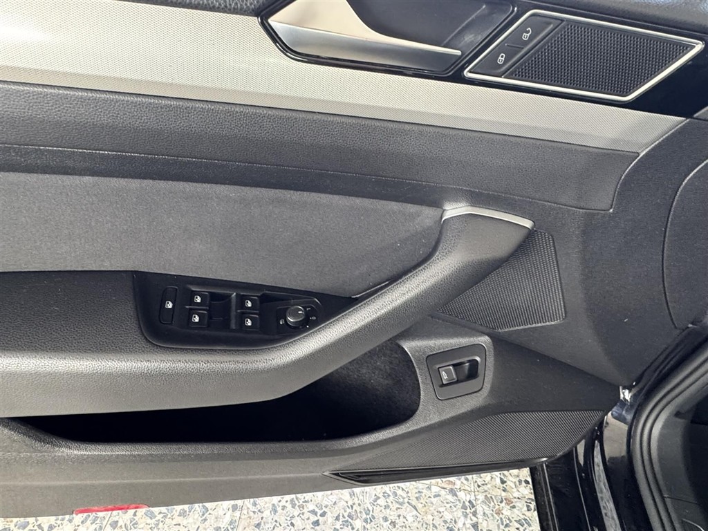 VW Passat — 12